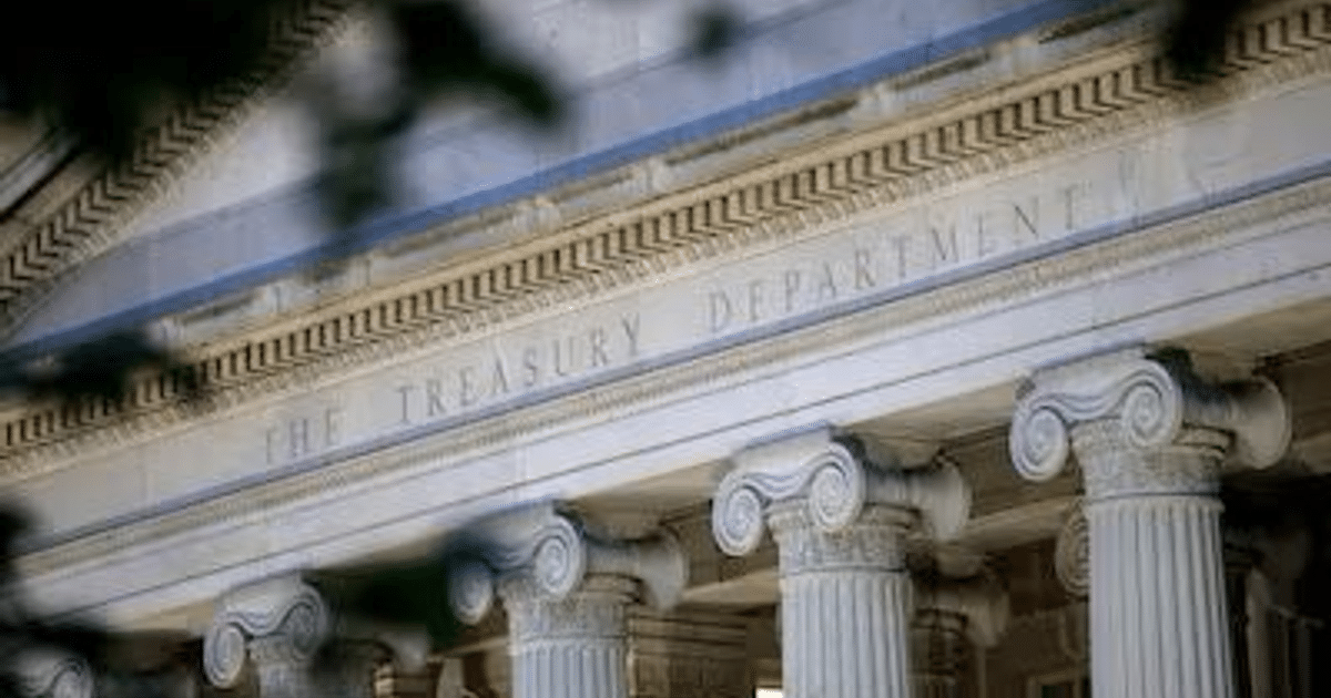 Fachada del Departamento del Tesoro de EE.UU. con columnas clásicas y friso.