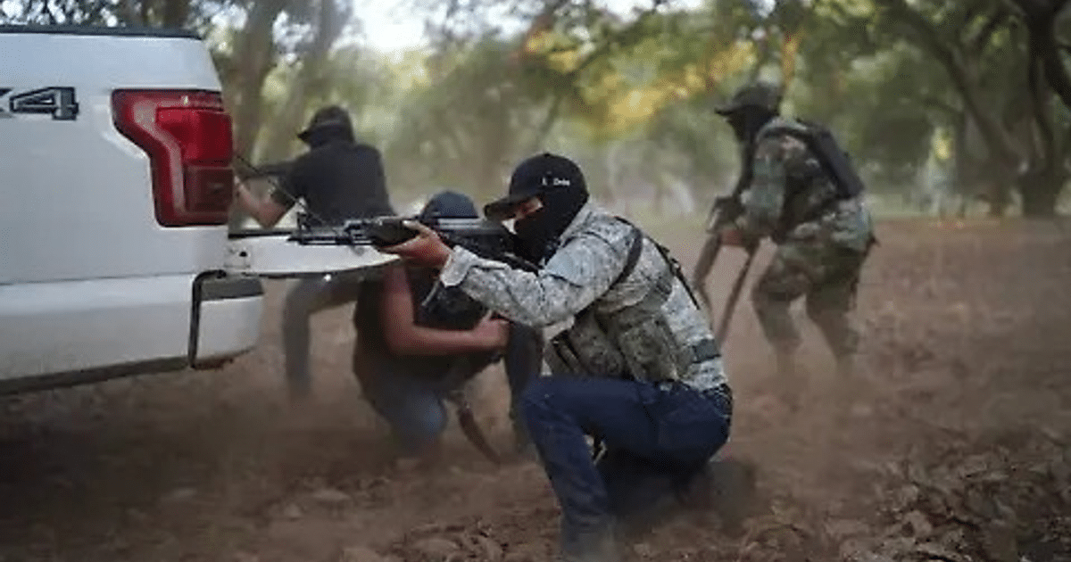 Personas armadas en un entorno natural, usando un vehículo como cobertura, en un contexto de seguridad del cártel.
