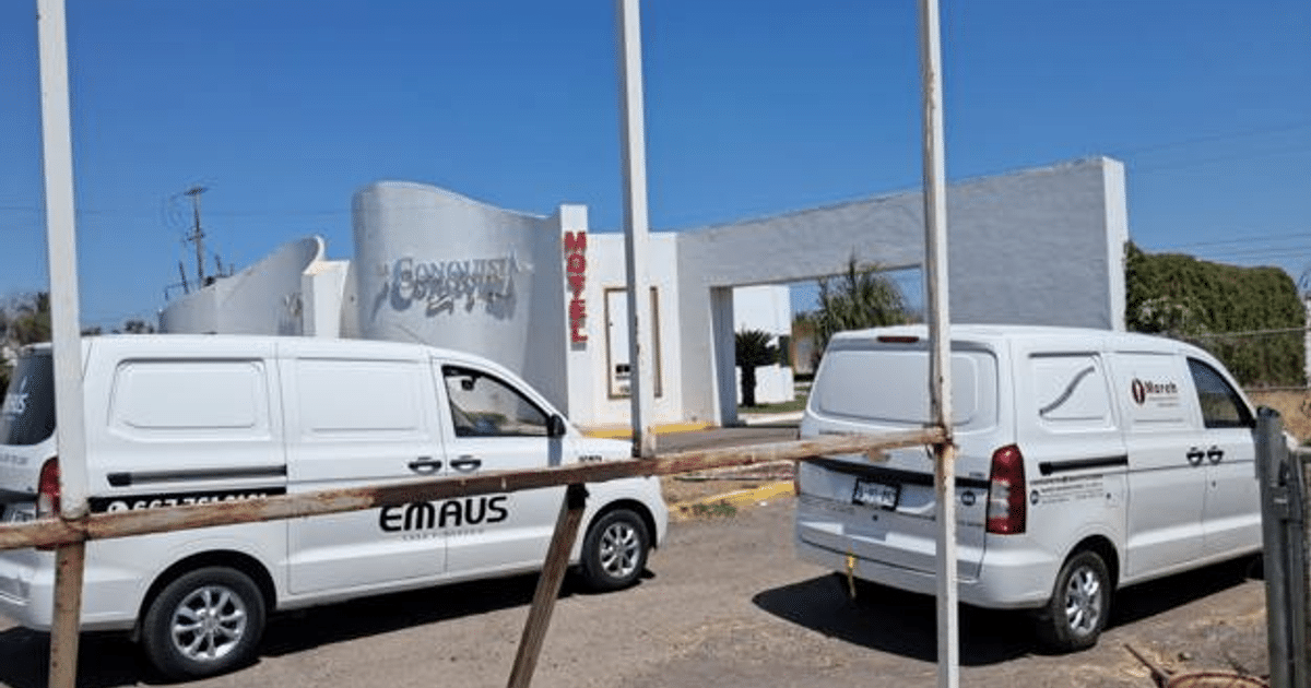 Vista del Motel Conquistador en Culiacán con vehículos estacionados y cielo despejado