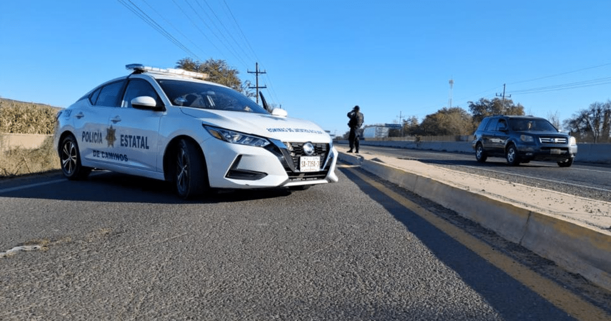 Patrulla de policía estatal en carretera de Culiacán durante operativo