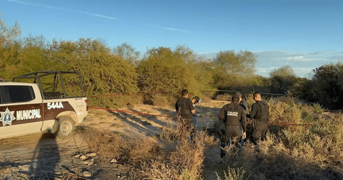 Operativo policial en zona desértica de Ahome con vehículo y agentes inspeccionando el área.
