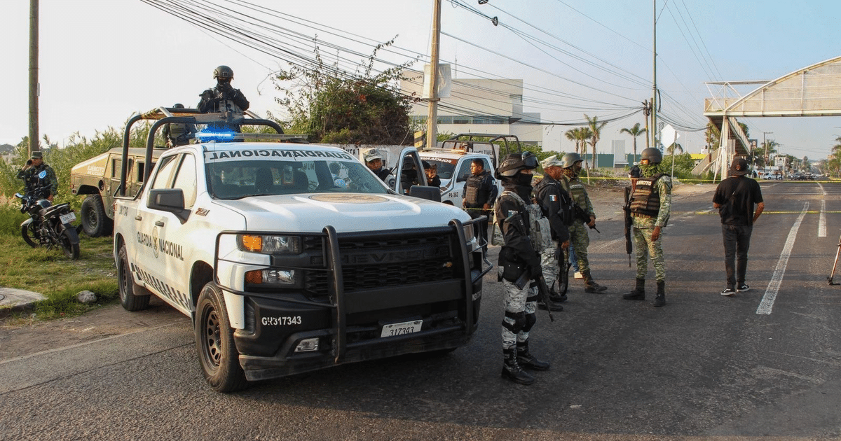 Operativo de seguridad de la Guardia Nacional en Puebla con vehículos y agentes armados
