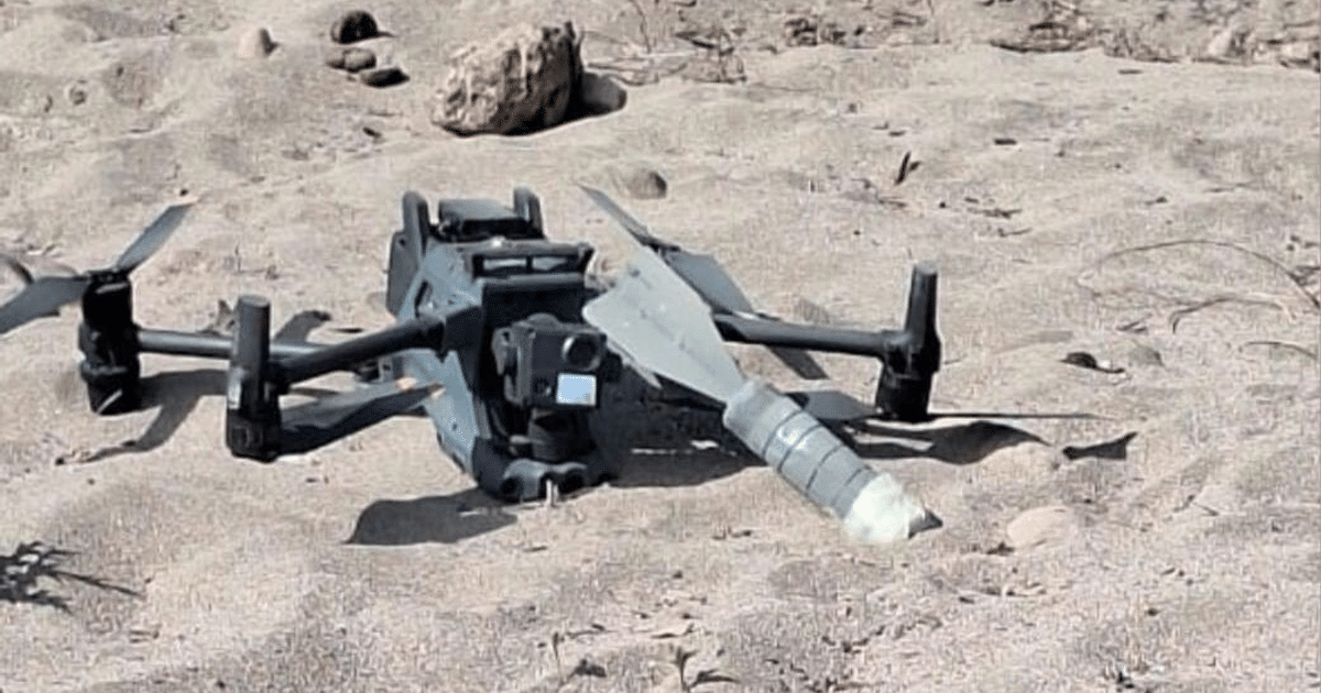 Dron sobre arena con cohete en operativo de seguridad en Culiacán