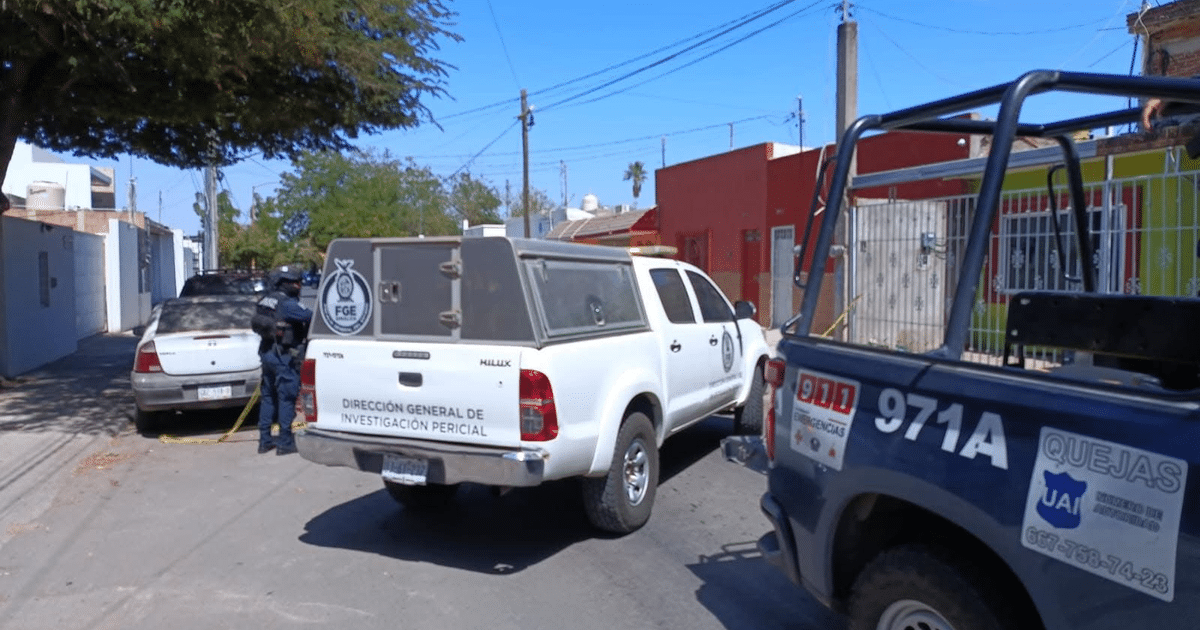 Oficial inspeccionando un automóvil en operativo de seguridad en Culiacán
