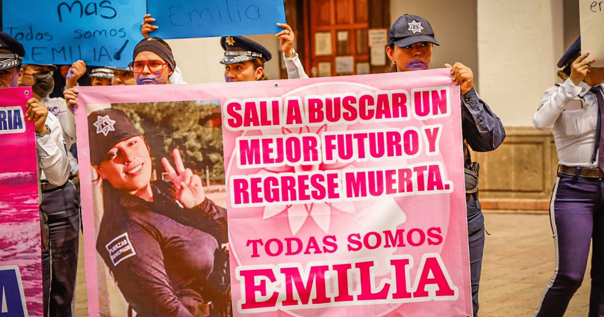 Manifestación en Culiacán con policías sosteniendo carteles en apoyo a Emilia