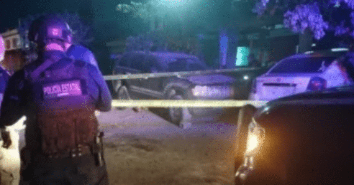 Operativo policial nocturno en Culiacán con vehículos y agentes de policía en escena.