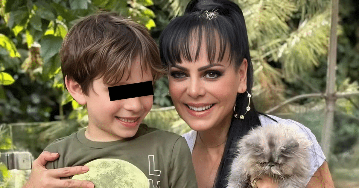 Mujer y niño sonrientes en un entorno natural con un gato claro en brazos