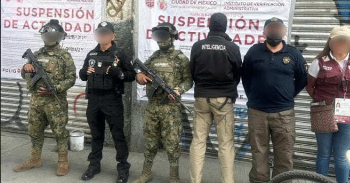 Operativo policial en la colonia Buenos Aires con oficiales y carteles de suspensión de actividad