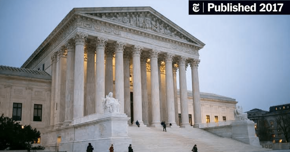 Edificio de tribunal con columnas y esculturas al atardecer, relacionado con demanda contra fabricantes de armas.