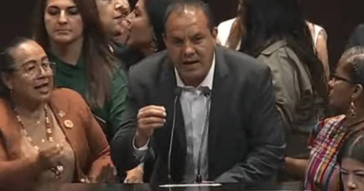 Hombre en traje oscuro lidera discusión en evento formal sobre desafuero de Cuauhtémoc Blanco.