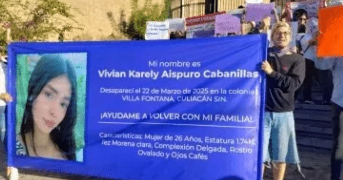 Persona sosteniendo cartel azul con foto de Vivian Karely Aispuro Cabanillas durante marcha en Culiacán.