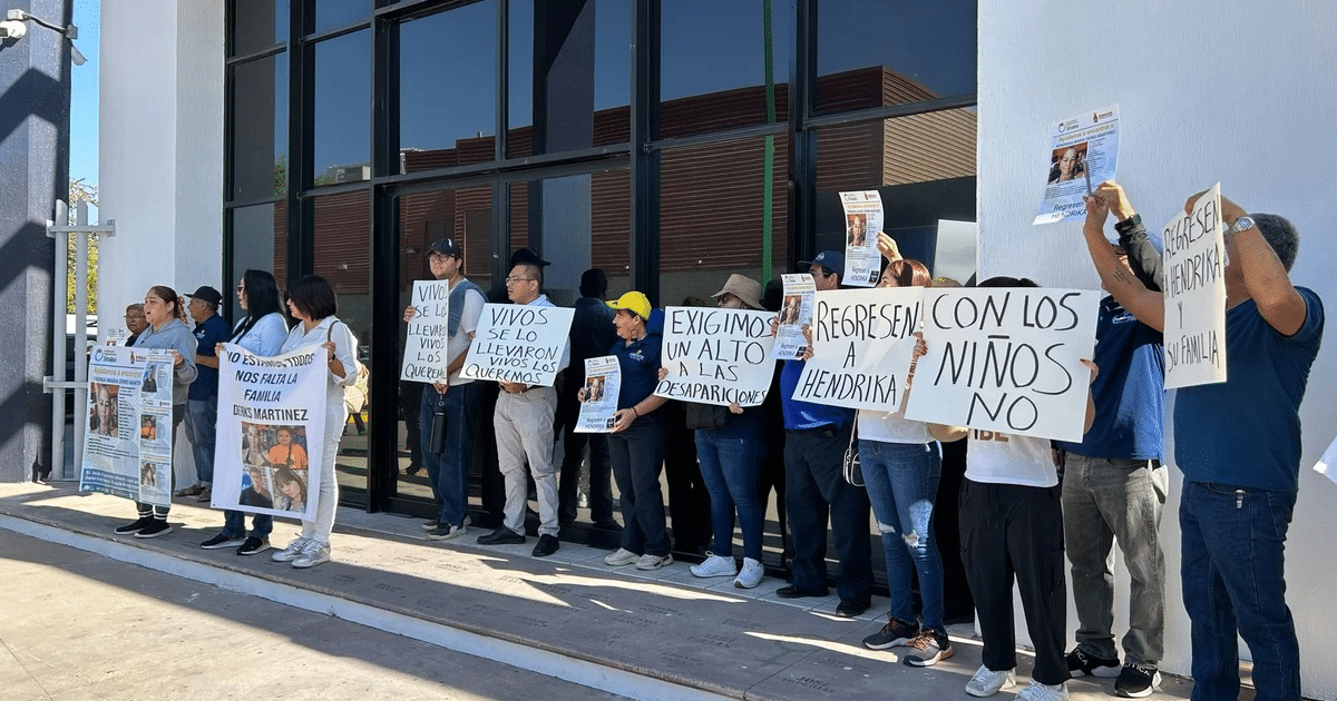 Protesta en Culiacán por desapariciones en Navolato, familiares sostienen carteles pidiendo justicia.