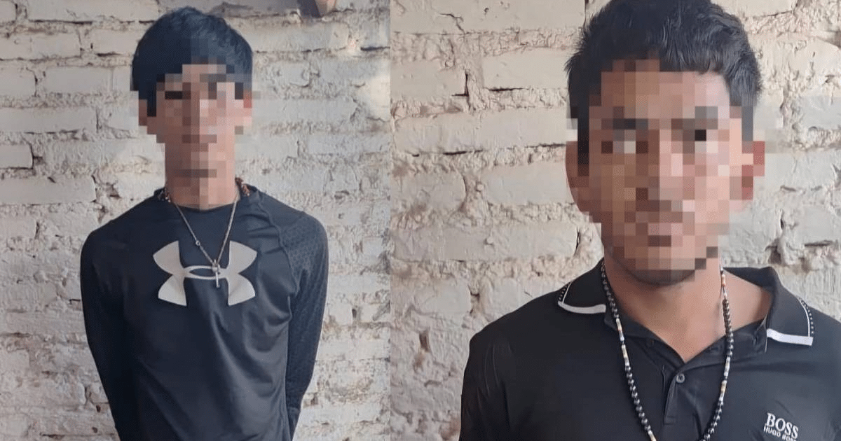 Dos personas frente a una pared de ladrillos durante un operativo policial en la colonia Felipe Ángeles.