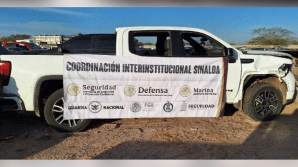 Camioneta blanca con cartel de Coordinación Interinstitucional Sinaloa en operativo de seguridad