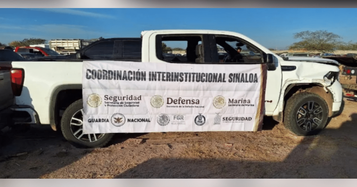 Camioneta blanca con cartel de Coordinación Interinstitucional Sinaloa en operativo de seguridad
