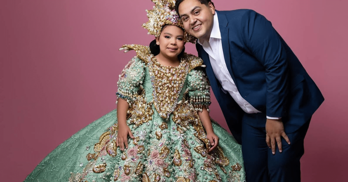 Niña con vestido de gala y adulto en traje formal en evento cultural de Mazatlán