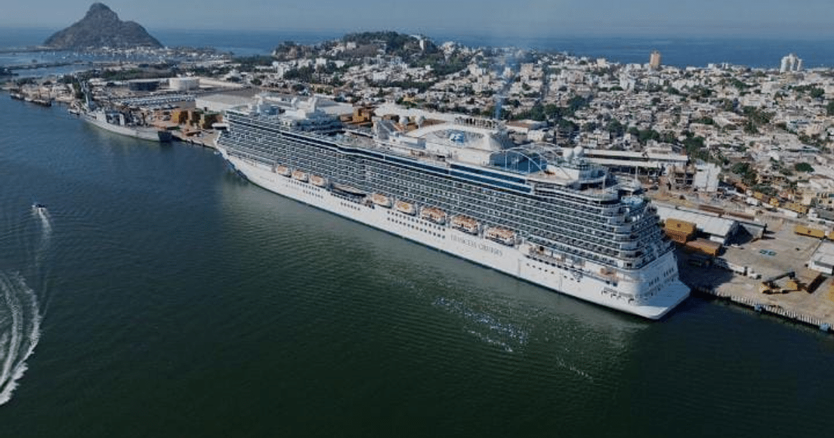 Crucero Discovery Princess atracado en el puerto de Mazatlán con la ciudad al fondo