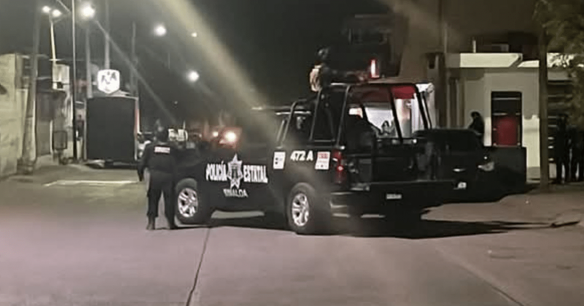 Vehículo policial negro con agentes en operativo nocturno en Culiacán