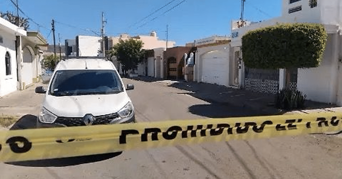 Calle en Culiacán con vehículo blanco y cinta de restricción amarilla tras incidente violento