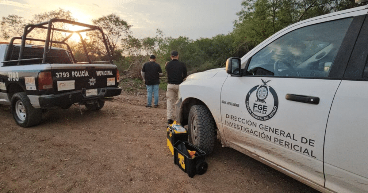 Camioneta de la Policía Municipal y vehículo de la FGE en escena de crimen rural al atardecer.