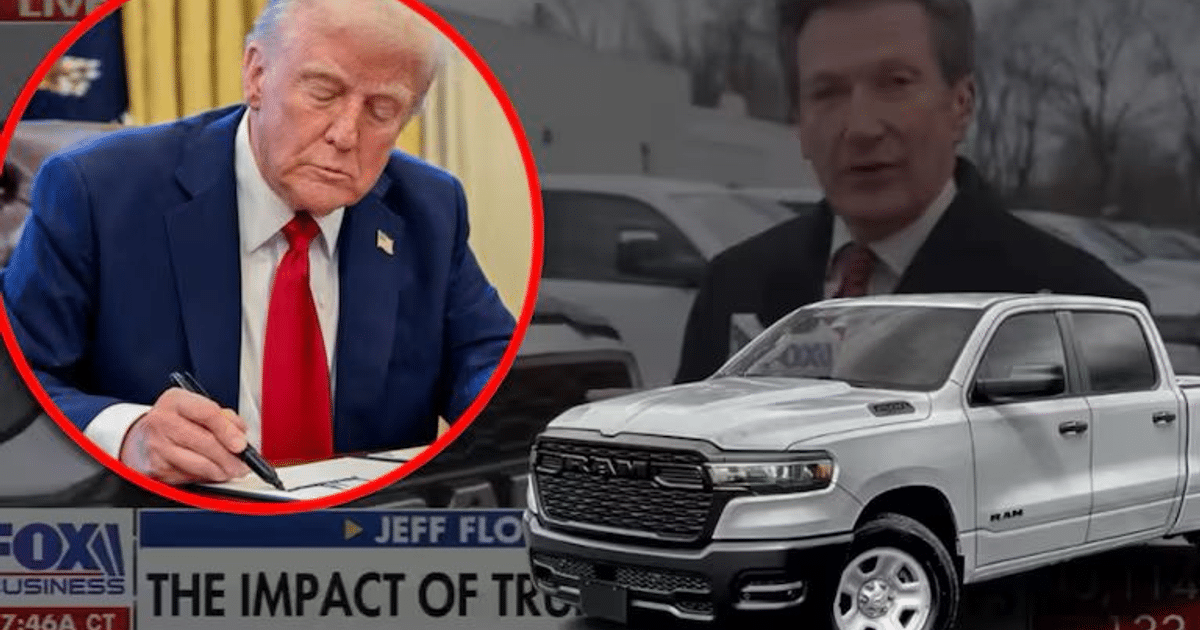 Persona firmando documentos en oficina con Dodge Ram y fondo de noticias económicas