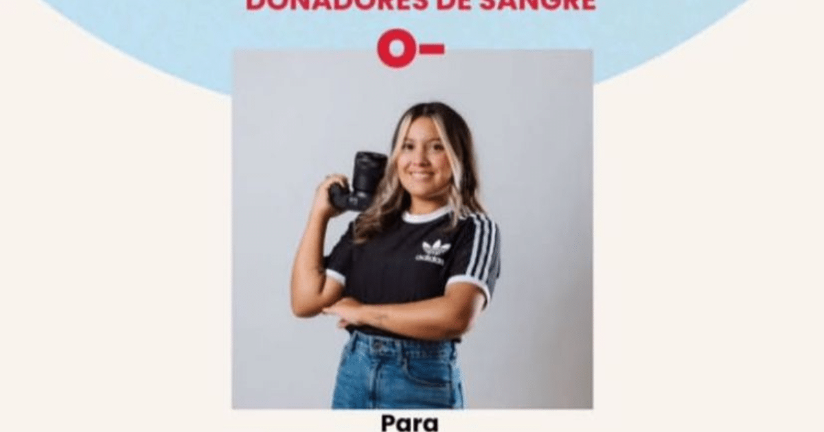 Mujer sonriente con cámara en campaña de donación de sangre tipo O-