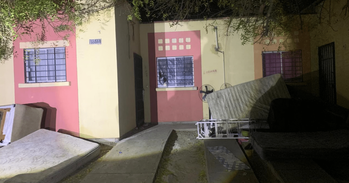 Edificio residencial en Mazatlán con colchones apilados afuera, relacionado con operativo de recuperación de vivienda.