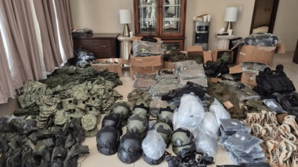 Sala con equipo militar incautado en operativo contra el CJNG en Poncitlán, Jalisco.