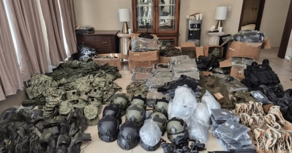 Sala con equipo militar incautado en operativo contra el CJNG en Poncitlán, Jalisco.