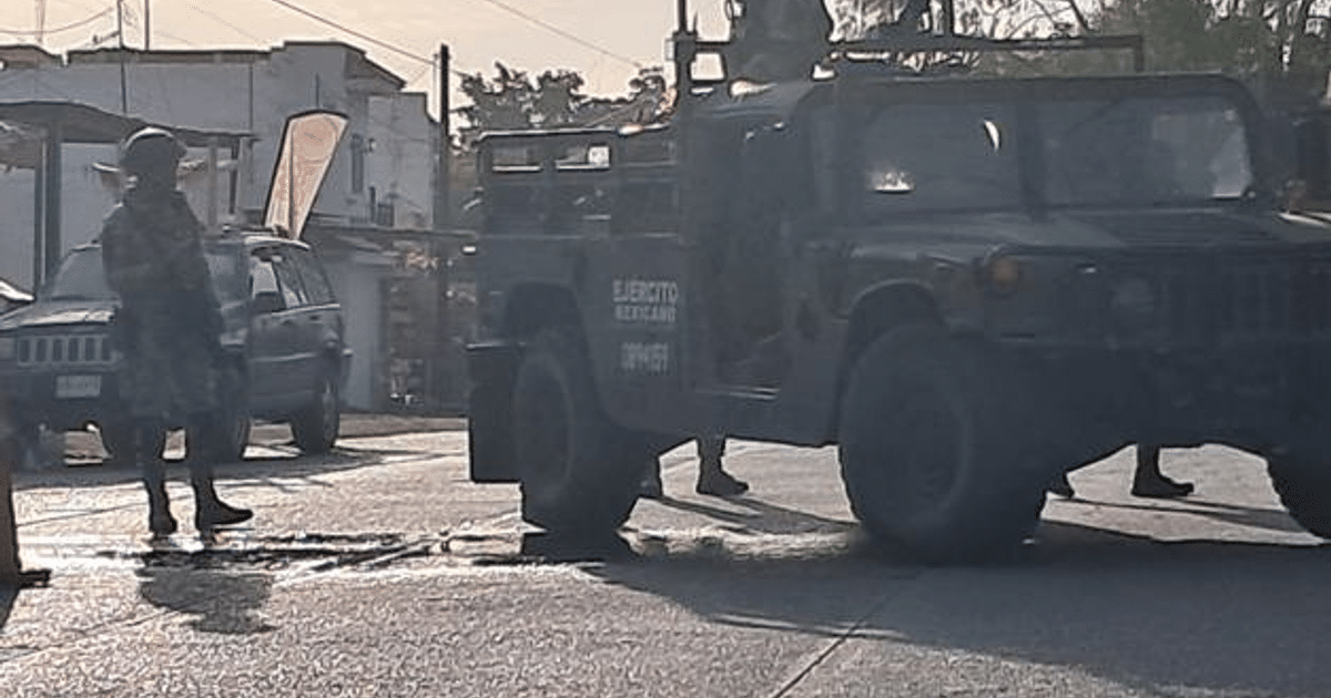 Soldado y vehículo militar en operativo de rescate en Valle Alto, Culiacán