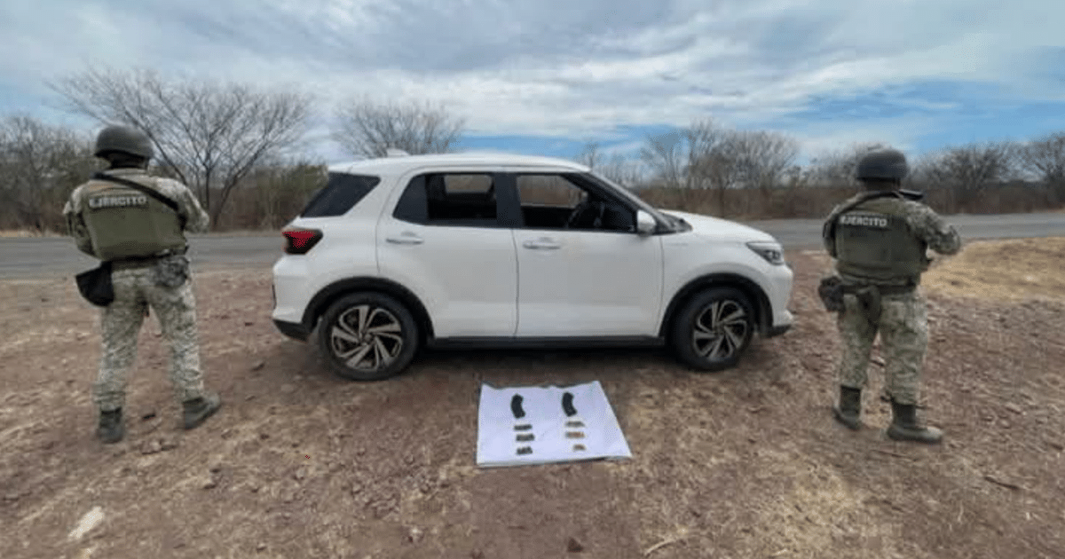Vehículo blanco incautado en Culiacán con militares inspeccionando y objetos en el suelo