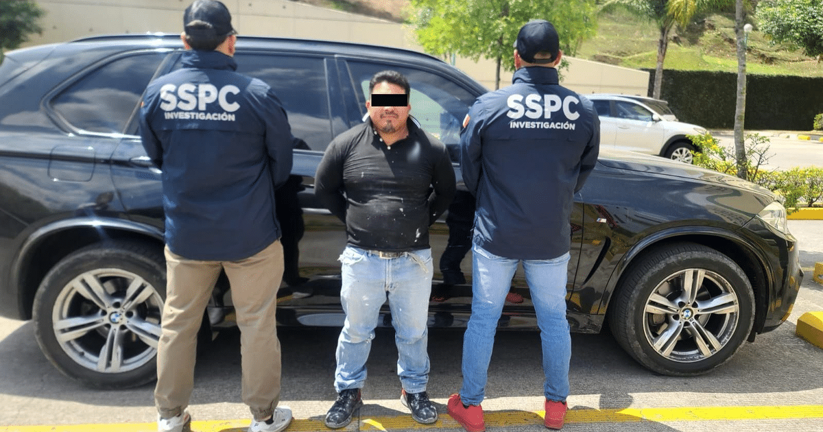 Hombre frente a agentes de la SSPC durante operativo en Veracruz