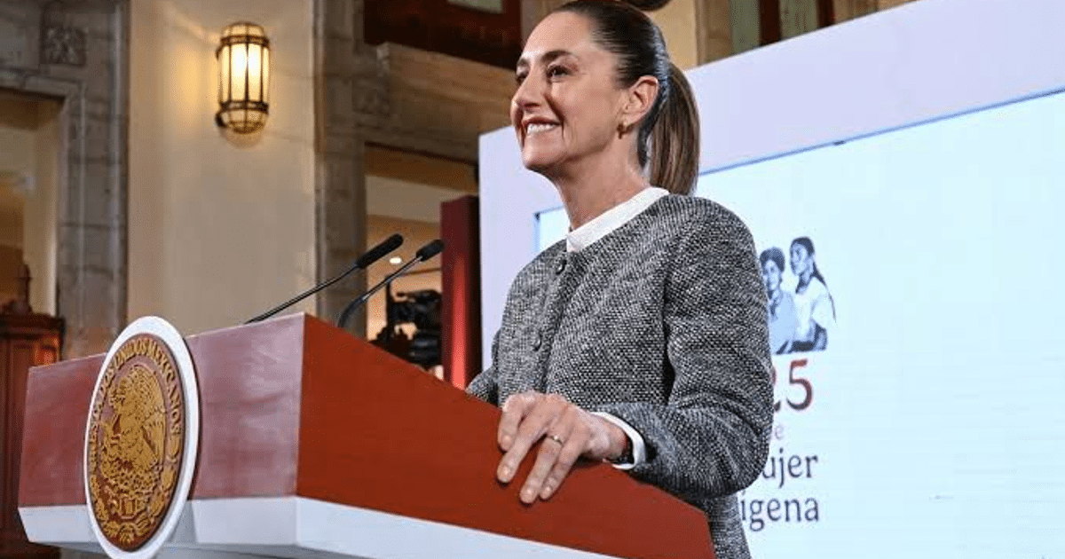 Mujer en conferencia sobre ampliación vial y reforma judicial en México