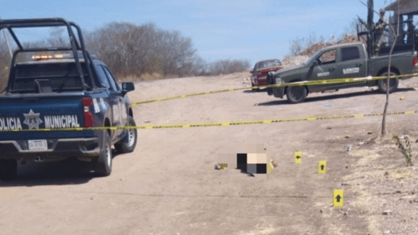 Escena del crimen en Elota con presencia de autoridades y recolección de evidencias.