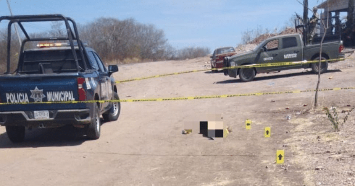 Escena del crimen en Elota con presencia de autoridades y recolección de evidencias.