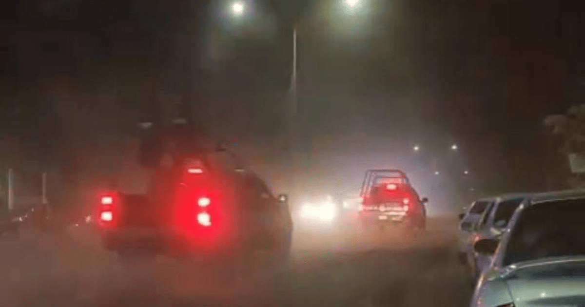 Carretera nocturna en Chinobampo con vehículos en movimiento y ambiente neblinoso, relacionada con enfrentamiento armado.