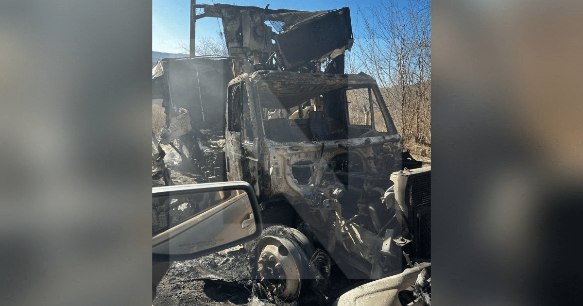 Camión calcinado en Choix, Sin., evidencia de enfrentamientos entre civiles armados.
