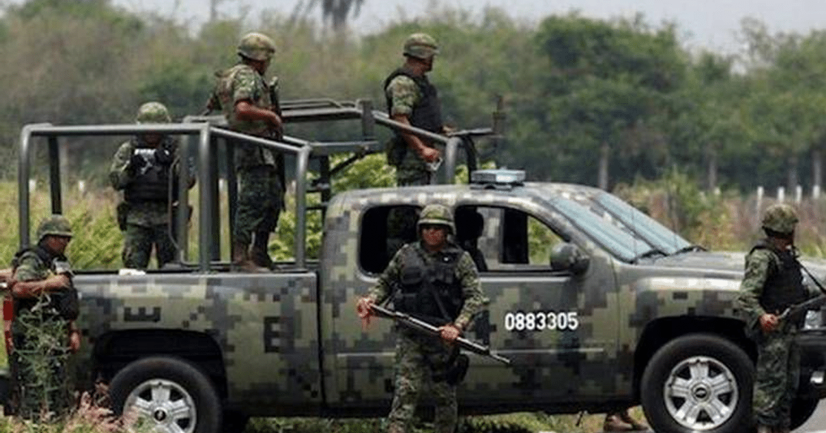 Soldados en vehículo militar patrullando zona rural en Sinaloa tras enfrentamiento armado.