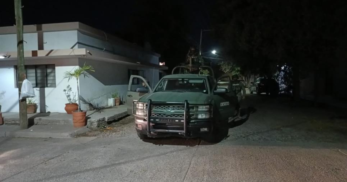 Camioneta verde estacionada en calle oscura durante la noche, relacionada con enfrentamiento en Eldorado.