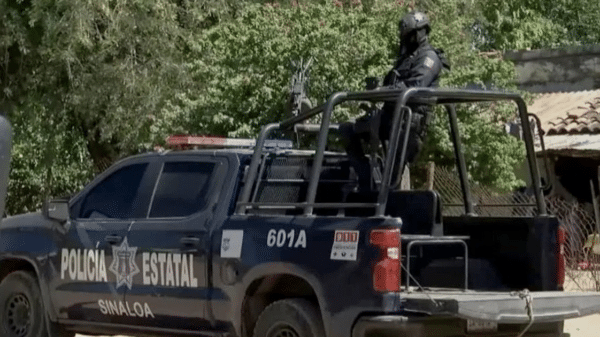 Vehículo de la policía estatal de Sinaloa con oficial en guardia en zona rural de Concordia