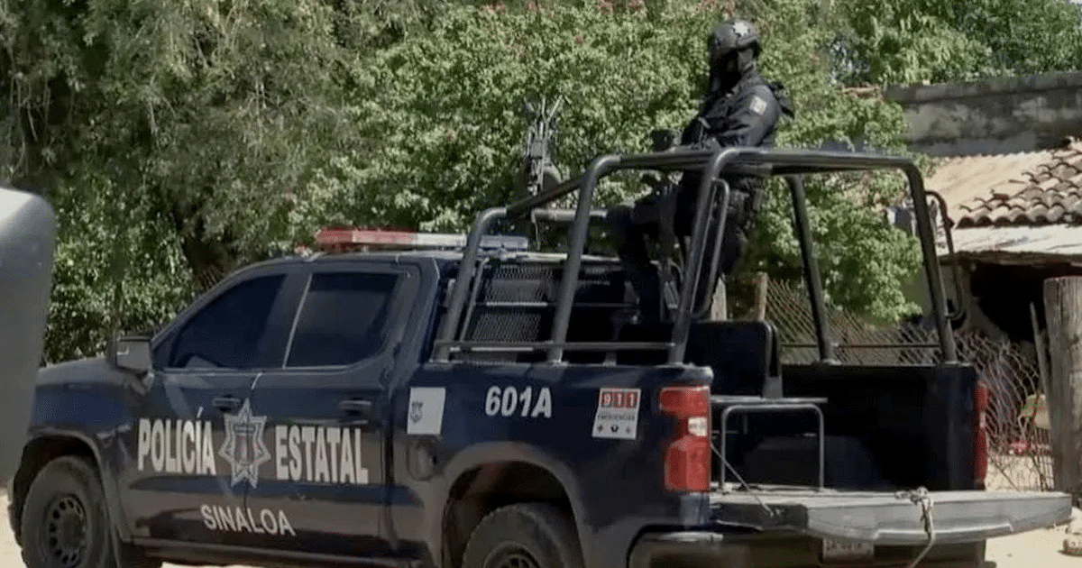 Vehículo de la policía estatal de Sinaloa con oficial en guardia en zona rural de Concordia