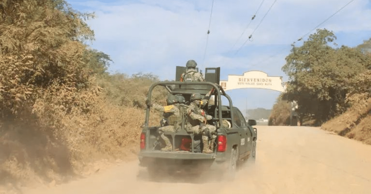 Vehículo pick-up con soldados en carretera de tierra durante operativo en Loma de Potrerillos