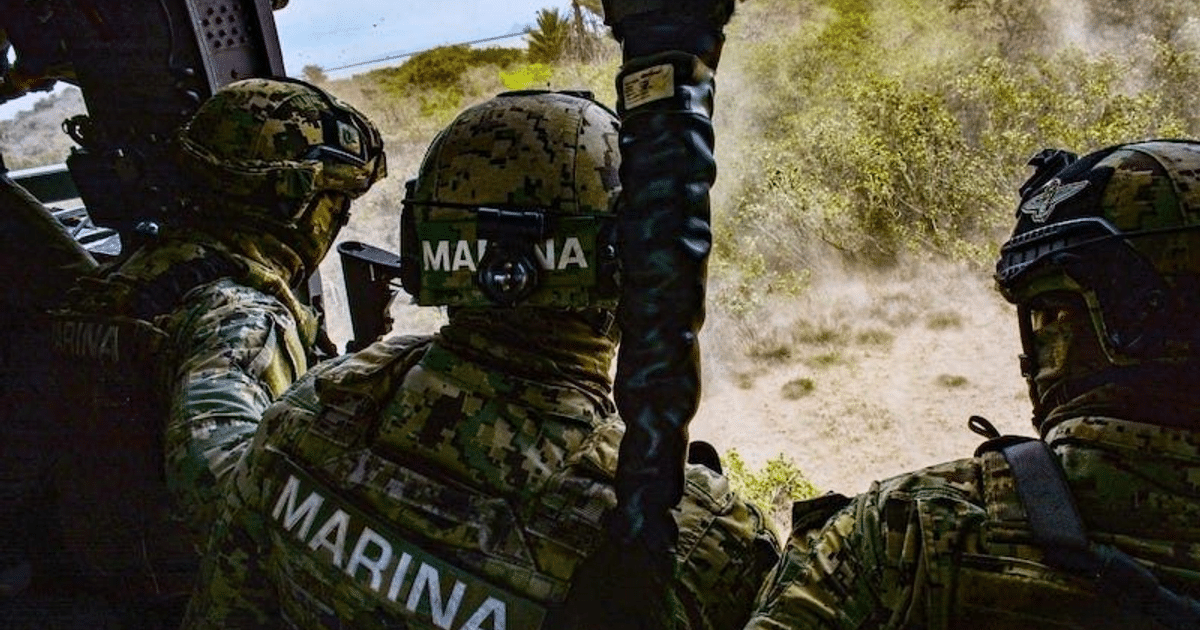 Soldados de la Marina en helicóptero sobrevolando Culiacán en misión de vigilancia.