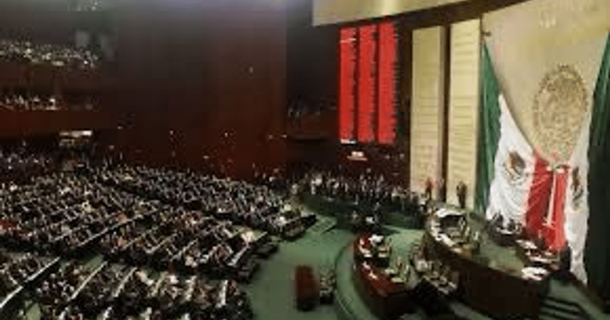 Interior del Congreso de México con legisladores y bandera nacional durante una sesión importante.