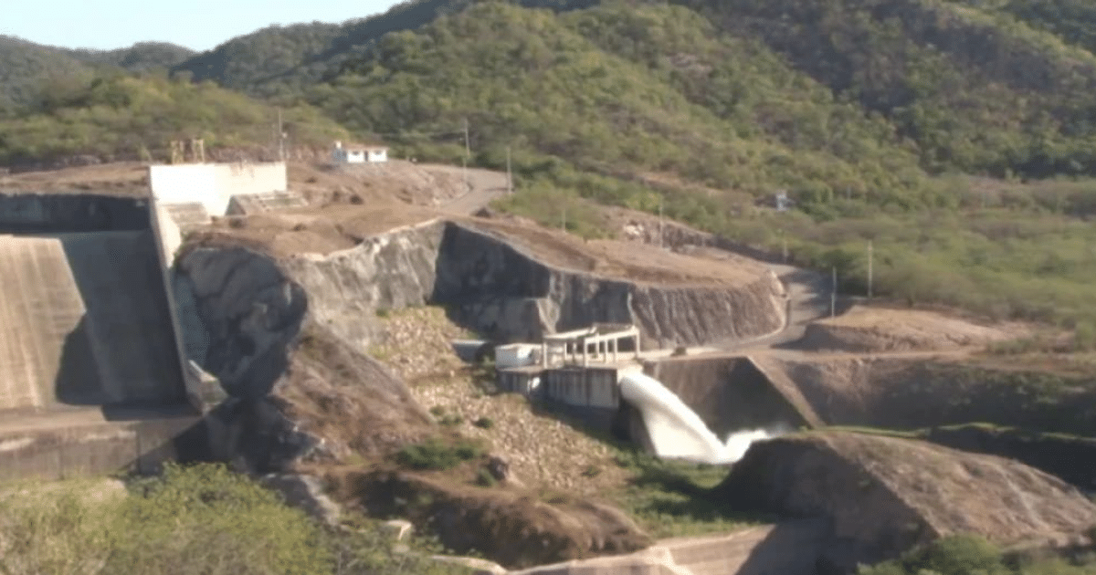Vista de la Presa Picachos en un paisaje montañoso con vegetación y caminos, destacando la gestión del agua en Mazatlán.