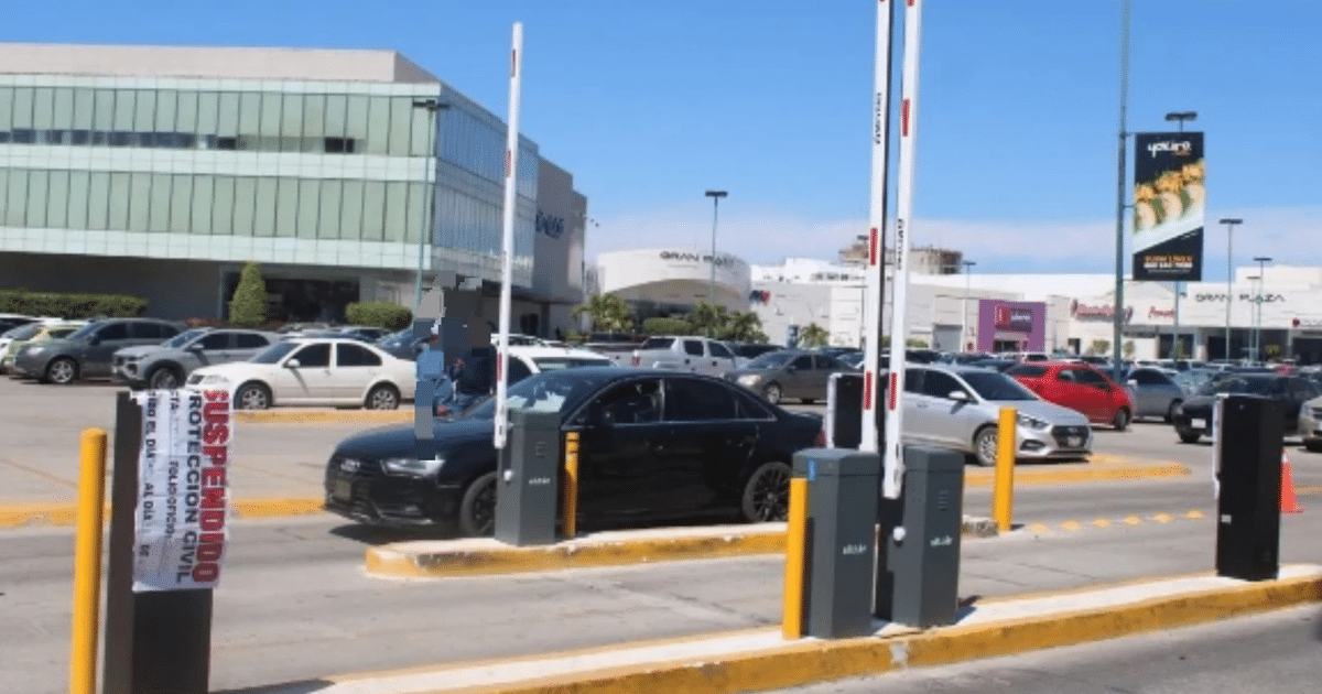Estacionamiento del centro comercial Gran Plaza Mazatlán con letrero de 'SUSPENDIDO'.