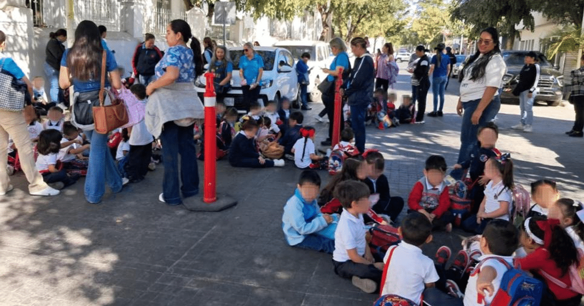 Niños y adultos durante evacuación escolar en Culiacán por ataque de abejas