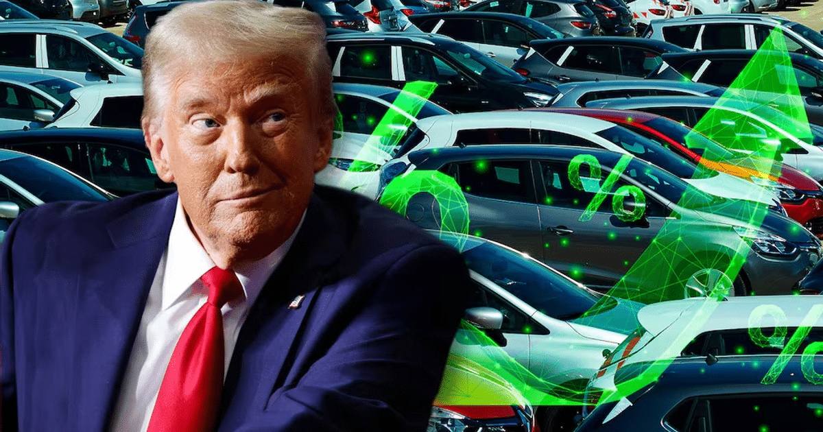 Persona frente a estacionamiento lleno de coches con gráficos de crecimiento financiero