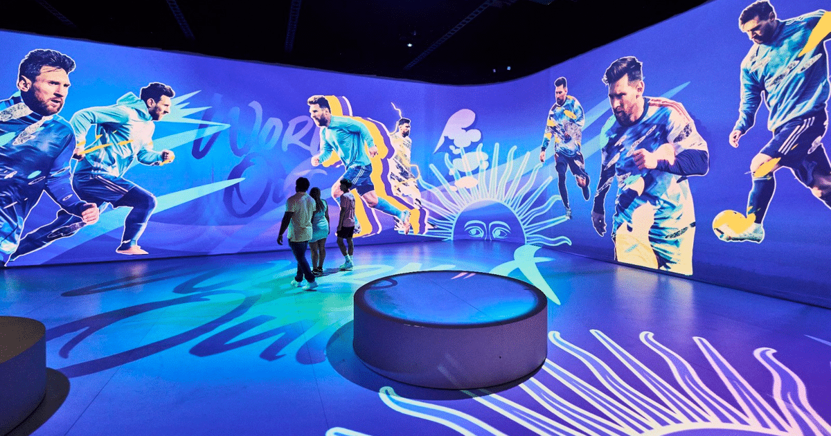 Instalación multimedia en 'The Messi Experience' con proyecciones de fútbol y estructura circular.