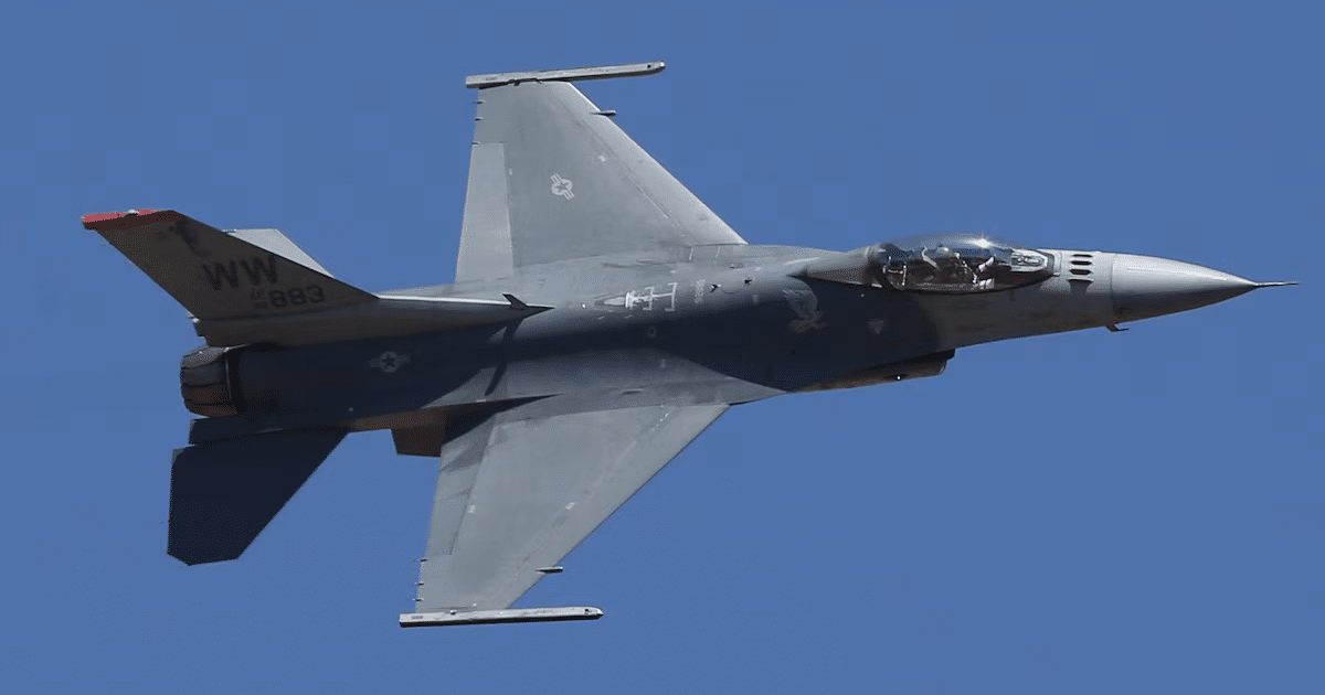 Avión de combate F-16 volando en un cielo despejado, relacionado con un incidente en el espacio aéreo restringido en West Palm Beach.